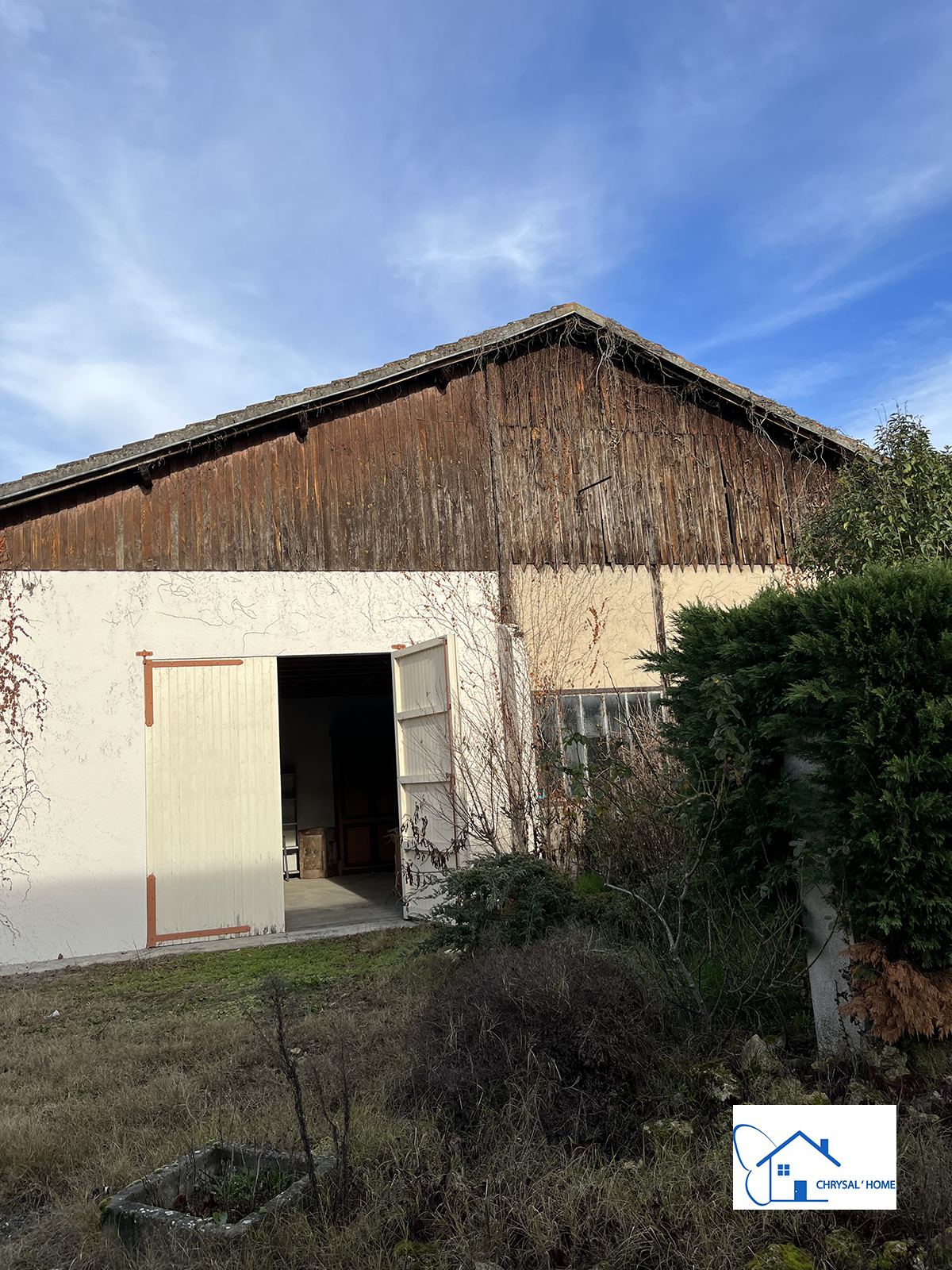 Extérieur hangar.png